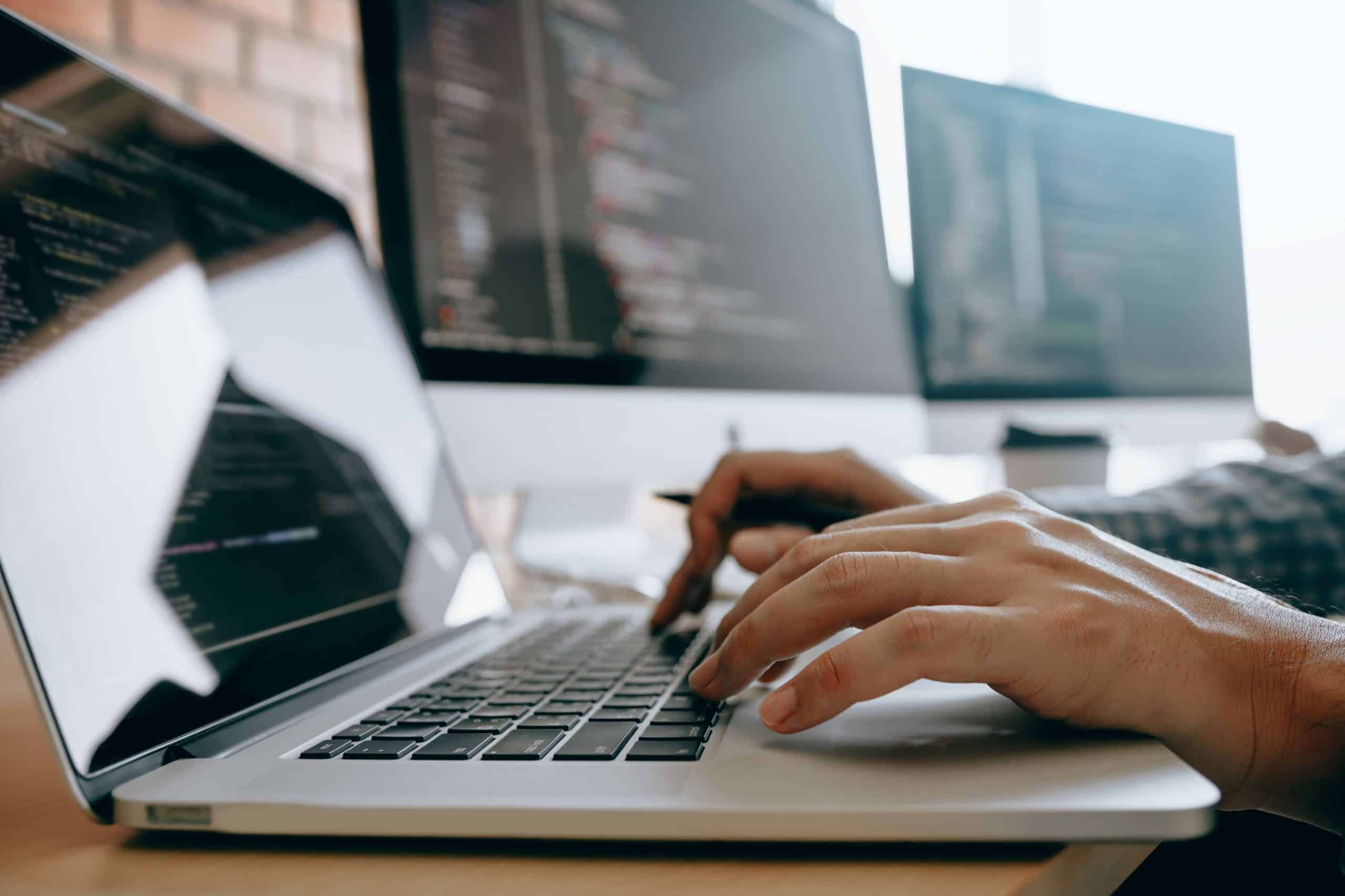 création site internet vétérinaire - expert sante animale devant ordinateur